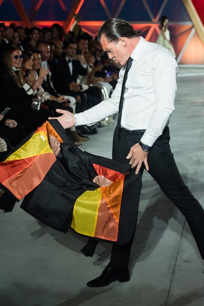 Aquí, Antonio Banderas en plena faena, dejando al descubierto el modelo diseñado por Paul Smith.