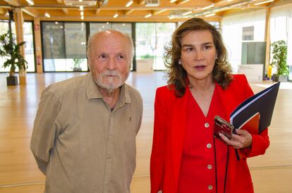 El pintor Antonio López y Carolina García Viadero, consejera de bodegas Valduero;.