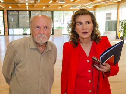 El pintor Antonio López y Carolina García Viadero, consejera de bodegas Valduero;.