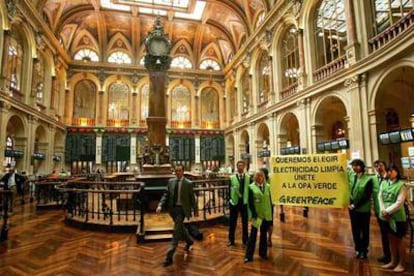 Los ecologistas desplegaron una pancarta con el lema "Queremos elegir electricidad limpia, únete a la OPA verde" y distribuyeron folletos explicativos entre el público que asistía a la sesión.