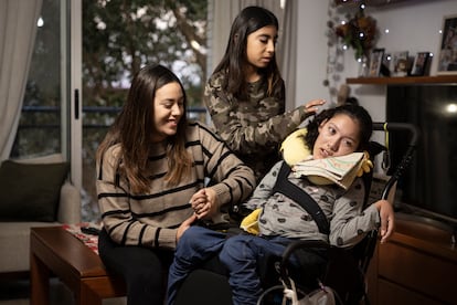 Nabila, Anamy y Emily, en el piso en el que viven en Barcelona.