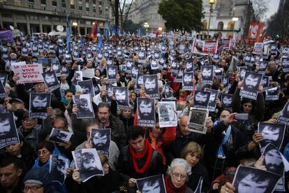 Los asistentes a la marcha exhiben el rostro del joven desaparecido.