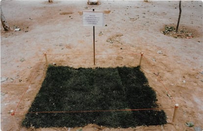 El trozo de césped de Chamberí instalado en la plaza de Cabestreros en 1998.