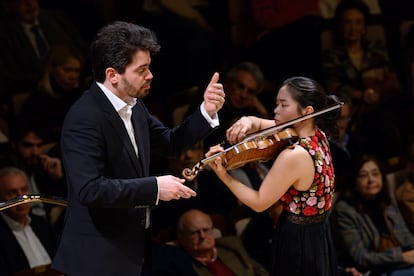 Lahav Shani orchestra director with the violinist Esther Yoo during the 'Violin Concert', by Mendelssohn, on February 3 at the National Auditorium.