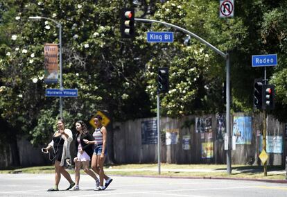 Tres viandantes cruzan la calle Rodeo Road, que será renombrada como Obama Boulevard.