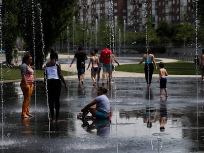 Varias personas se refrescan en el parque Madrid Río el 15 de junio de 2017.