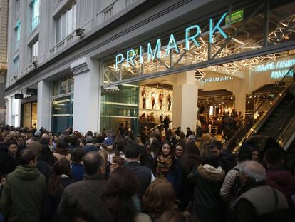 La entrada del centro Primark de la Gran Vía de Madrid colapsado de gente.