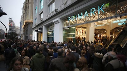 La entrada del centro Primark de la Gran V&iacute;a de Madrid colapsado de gente.
 