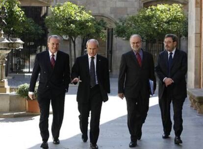 El presidente José Montilla y su consejero Antoni Castells, acompañados de Isidre Fainé (La Caixa) y Narcís Serra (Caixa Catalunya). <b>