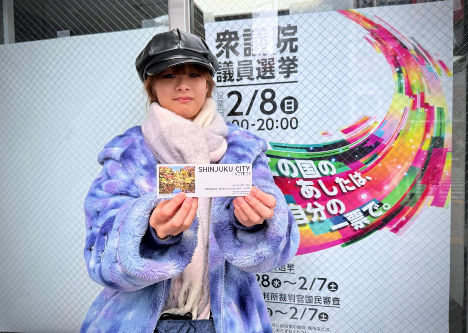 Nishigai Ayaka, de 20 años, tras votar este domingo en el distrito de Shinjuku (Tokio).