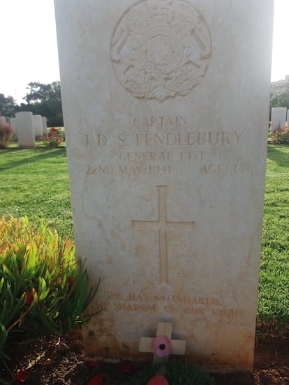 La lápida de la tumba de Pendlebury,  en el cementerio de Suda Bay (Creta).