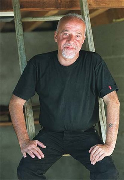 Paulo Coelho, en su casa de Tarbes (Francia).