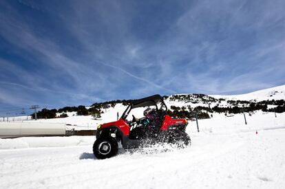 Aprender a conducir un 'buggy' sobre nieve y hielo es una de las actividades que se ofrece, por ejemplo, en la estación de Vallnord, en Andorra. Hasta se pueden organizar competiciones con los amigos. Además de la diversión, las excursiones descubren bellos paisajes nevados.