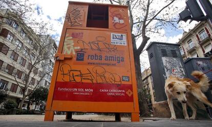 Uno de los contenedores de ropa usada de una asociaciones que operan en Valencia.