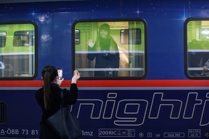 Dos mujeres se despiden ante la partida de un tren nocturno del servicio Nightjet de la ÖBB (Ferrocarriles Federales Austriacos) en la Estación Central de Viena.