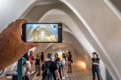 Imagen de una de sala de la Casa Batlló, en Barcelona, sin público, vista en la audioguía de un visitante.