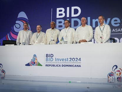 James Scriven, gerente general BID Invest; Gerardo Corrochano, secretario del BID; Héctor Alexander, ministro de Economía y Finanzas de Panamá y presidente saliente de las Asambleas de Gobernadores del BID; José Manuel Vicente, ministro de Hacienda y nuevo presidente de las Asambleas de Gobernadores del BID; Ilan Goldfajn, presidente del BID y Jordan Schwartz, vicepresidente ejecutivo del BID, durante la primera sesión plenaria de los Gobernadores en Punta Cana (República Dominicana), el 9 de marzo de 2024.