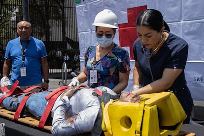 Se activó el Protocolo del Plan de Emergencia Sísmica en la capital, que contempla una estructura de seis niveles de coordinación, desde el Comité de Emergencias hasta los puestos de mando para censar víctimas y brindar auxilio.