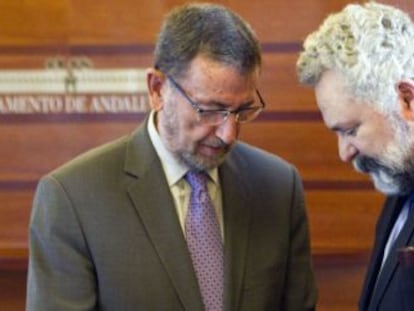 El presidente del Parlamento andaluz, Manuel Gracia, y el fiscal superior, Jes&uacute;s Garc&iacute;a Calder&oacute;n, ayer en Sevilla. 