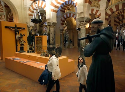Algunos turistas se muestran extrañados al descubrir en el interior de la mezquita-catedral una exposición con figuras de santos y Vírgenes, como la que alberga el monumento hasta el próximo 14 de enero y que comenzó a exhibirse el pasado octubre.