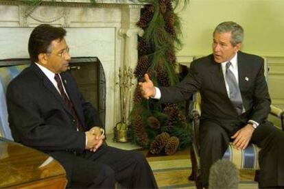 George W. Bush y el presidente paquistaní, Pervez Musharraf, el viernes en el Despacho Oval de la Casa Blanca.