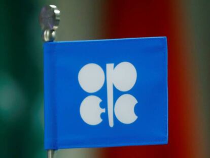 La bandera de la OPEP durante una reunión de los países que la integran