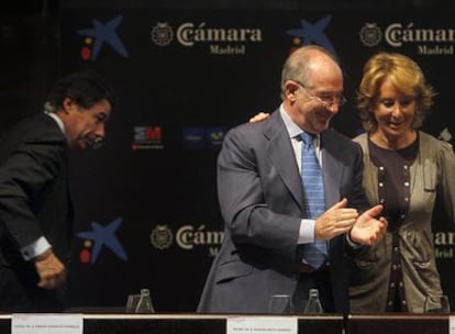 Rodrigo Rato y Esperanza Aguirre, con Ignacio González a la izquierda, ayer en unas jornadas de la Cámara de Comercio de Madrid.