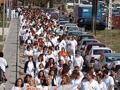 Protesta de los trabajadores del hospital Severo Ochoa, de Leganés, en apoyo al ex coordinador de urgencias.