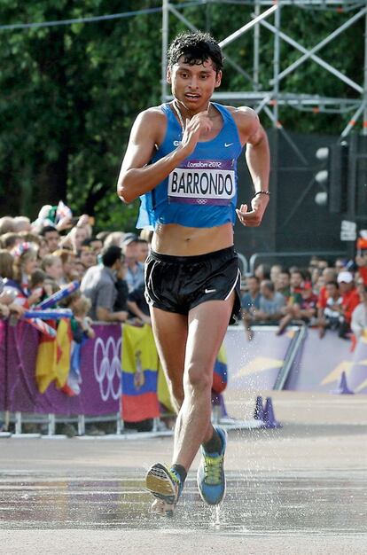 <strong>El marchista, de origen humilde y luchador nato, ganó la medalla de plata en Londres 2012 y se ha convertido en el hombre del año en Guatemala. </strong> <p> Por <strong> José Elías </strong> <p> Menudo campesino nacido el 14 de junio de 1991 en la Aldea Chiyuc, en San Cristóbal Verapaz (norte), se convirtió en el primer atleta en alcanzar una medalla olímpica para Guatemala. Creció entre la pobreza extrema. Alguna vez soñó con ser periodista. Se vio obligado a interrumpir sus estudios de enseñanza media para empezar a trabajar y emigró a la capital, donde conoció al entrenador cubano Rigoberto Molina.Tras alcanzar la presea plateada el 4 de agosto en Londres, dijo a los enviados de la prensa guatemalteca que el secreto del éxito fue creer siempre en su entrenador. “Sin él, no hubiera sido posible”. Capaz de triunfar en las condiciones más adversas, mantiene su preocupación por las durísimas condiciones que llevan a muchos adolescentes a incorporarse a las pandillas juveniles: “Cuando decidan reemplazar las armas por un par de zapatillas de deporte, muchas cosas cambiarán en Guatemala”.
<p> <hr /> <p> <strong> José Elías escribe desde Guatemala para EL PAÍS. </strong> </p>