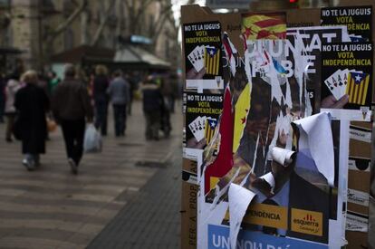 Restos de propaganda electoral en un pirulí de la Rambla.