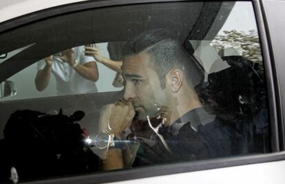 El futbolista Rami abandona las oficinas del Valencia.