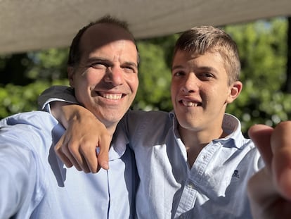 Álvaro Villanueva y su hijo, Alvarete, se hacen un selfi.