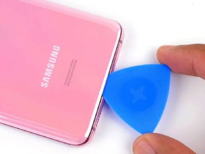 Teléfono Samsung con kit de herramientas de iFixit