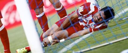 Diego Costa se duele tras su golpe contra el poste