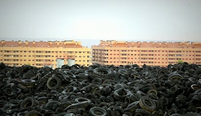 Thousands of discarded tires pile up near a residential estate in Seseña.