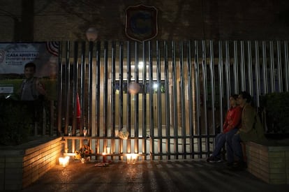 La vigilia en el Colegio Cervantes tras el tiroteo en Torreón (Coahuila).