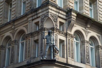 Estatua de John Lennon con su guitarra, ubicada en la fachada de un edificio de la calle Matthew de Liverpool