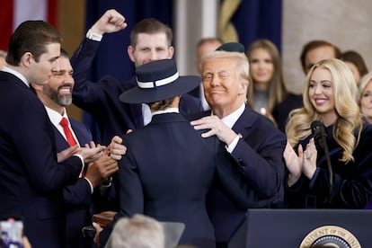 El presidente de Estados Unidos, Donald Trump, recibe las felicitaciones de su familia tras jurar su cargo, el pasado 20 de enero en el Capitolio de Washington.