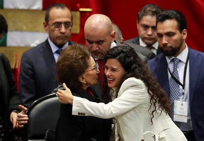 Luisa María Alcalde, abraza a la presidenta de la Cámara de Diputados, Ifigenia Martínez, en el palacio legislativo de San Lázaro, el 1 de septiembre de 2024. 