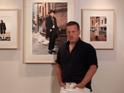 Scott Schuman ante algunas de sus imágenes de la exposición `The Sartorialist´ en la tienda de Loewe, en Gran Vía.