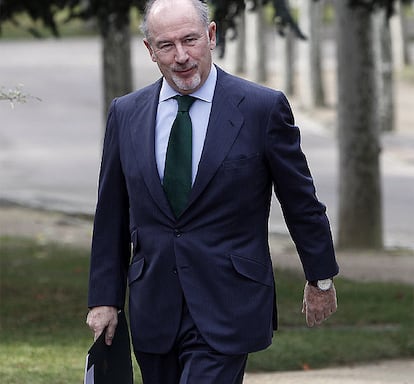 Rodrigo Rato, ex ministro de Economía en los gobiernos de Aznar, ha acudido a la reunión como presidente de Caja Madrid. En el encuentro, además de Zapatero, han estado presentes dos de sus ministros: la vicepresidenta segunda y ministra de Economía, Elena Salgado, y el vicepresidente primero y ministro de Interior, Alfredo Pérez Rubalcaba.