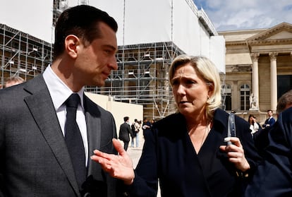 Marine Le Pen conversa con Jordan Bardella, este miércoles.