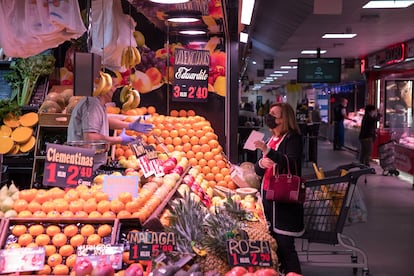 Puesto de frutas en el Mercado de Las Ventas en Madrid.