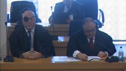 El comisario jubilado José Manuel Villarejo y su abogado, Antonio García Cabrera, durante la exposición de conclusiones de la defensa, este lunes.
