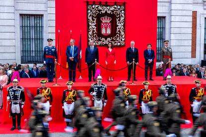 Dirigentes políticos y militares en la tribuna principal durante el acto en la Puerta del Sol.