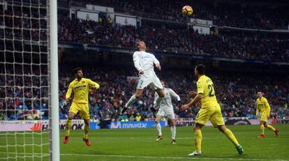 Cristiano Ronaldo ante la portería de Asenjo.