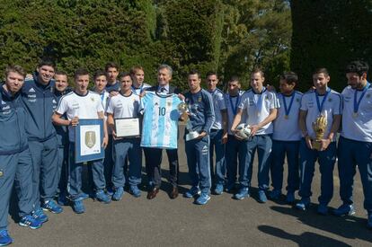 Mauricio Macri junto a la selección argentina de Futsal campeona del mundo.