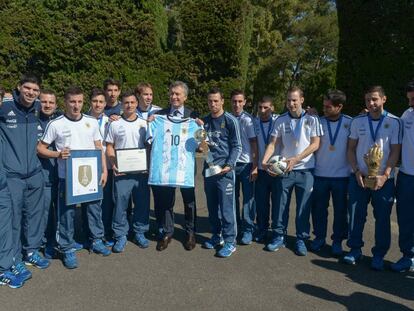 Mauricio Macri junto a la selección argentina de Futsal campeona del mundo.