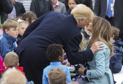 O presidente dos Estados Unidos, Donald Trump, inclina-se para beijar a primeira dama, Melania Trump, durante as celebrações de Páscoa na Casa Branca, em Washington (EUA), no dia 2 de abril de 2018