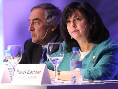 Juan Rosell, presidente de la CEOE, y Rosa Garc&iacute;a, presidenta de Siemens Espa&ntilde;a, ayer en Madrid.